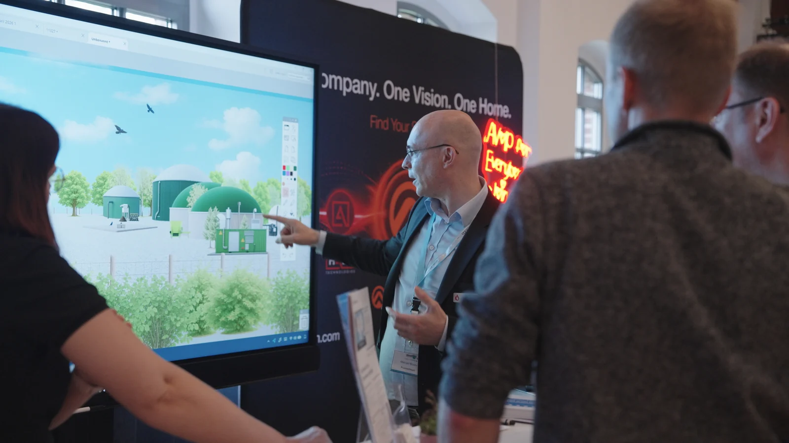 Fachgespräch an einem Display